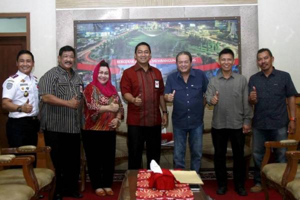 Tjahyadi Gunawan dan Walikota Semarang, Hendar Priadi seusai melakukan audensi di Balaikota Semarang. (foto : rinto wicaksono)