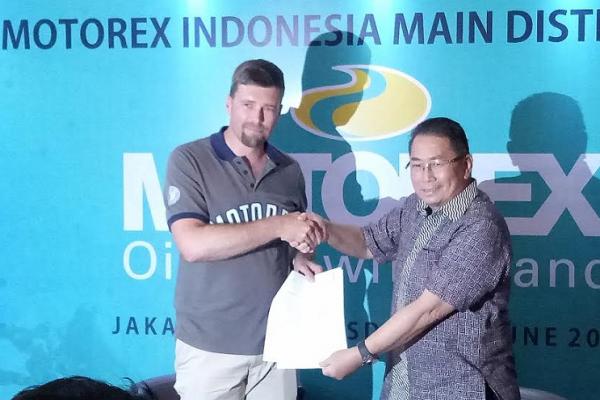 Judiarto dan Martin Wabnegger setelah menandatangani MOU untuk pemasaran di Indonesia. (foto : budsan) 