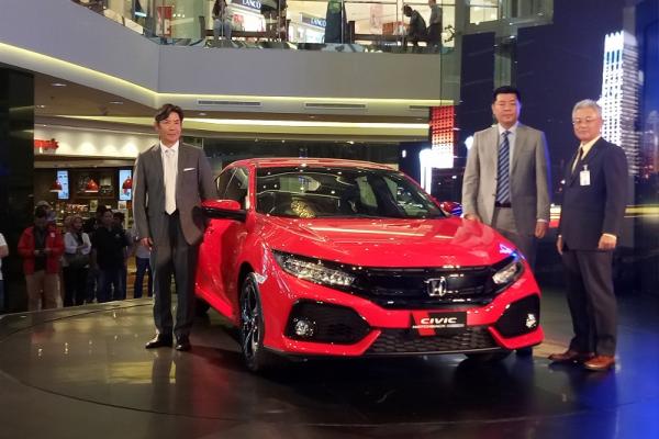 Honda Civic Hatchback Turbo generasi terbaru mejeng bareng Takehiro Watanabe, Jonfis Fandi dan Hiroshi Ito.  (foto : budsan)