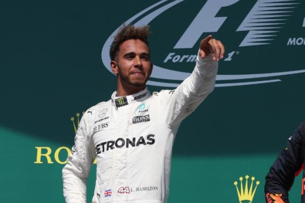 Lewis Hamilton berdiri di podium pertama F1 Grand Prix Kanada (ist)