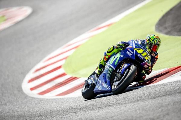 Progress, Valentino Rossi saat melakukan tes MotoGP di sirkuit Catalunya, Spanyol. (foto : Yamaha)