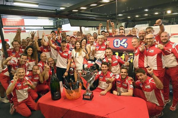 Kru tim Ducati merayakan keberhasilan Dovizioso usai memenangi race MotoGP Catalunya (ist)