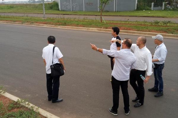 Ananda Mikola bersama para manajer tim balap melakukan survei di sirkuit jalan raya BSD City. (foto :  budsan)