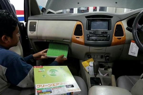 Penggantian filter AC pada kabin mobil dilakukan untuk antisipasi perjalanan mudik. (foto : den)