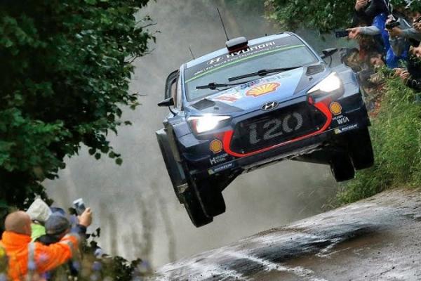 Thierry Neuville dengan mengandalkan Hyundai i20 memimpin klasemen sementara WRC Polandia. (foto : Hyundai)