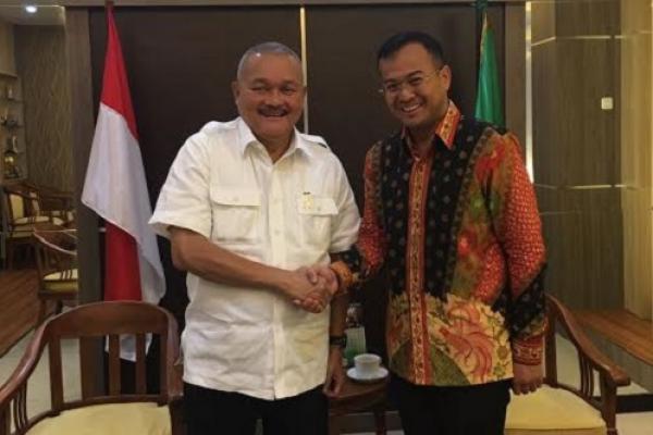 Alex Noerdin (kiri) dan M Irwansyah, founder MXGP Indonesia. Salaman itu menjadi isyarat kuat. (foto : ist)