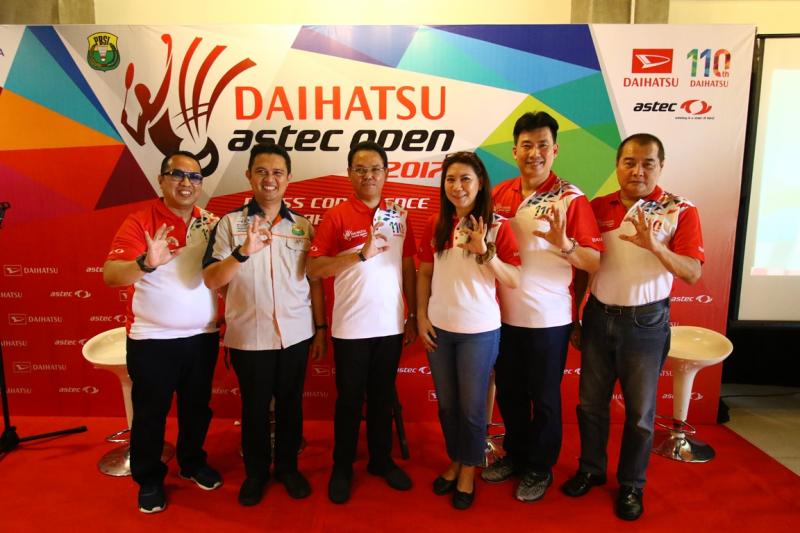 Manajemen Daihatsu dengan legenda bulutangkis, Alan Budikusuma dan Susi Susanti. (foto : ADM)
