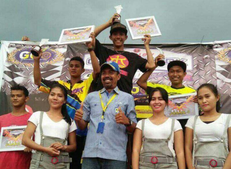 Dewa Buek memborong 4 gelar juara di grasstrack Sekayu. 