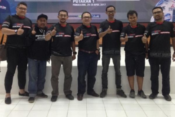 Billy Putranda bersama tim Makota GT Radial Evalube Helios, siap unjuk kebolehan di Banjarbaru. (foto : Makota)