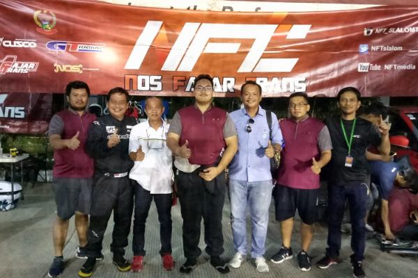 Chandra Samad (Nomor 3 dari kanan), bersama skuad tim NFT Makassar. (foto : budsan)