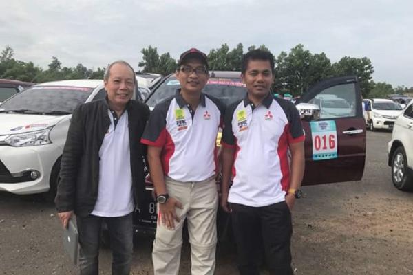 Jeffrey JP (kanan), Adi Wibowo dan Rafiuddin, refreshing yang menghasilkan podium juara. (foto : IMI)
