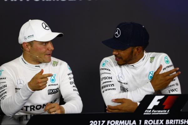Valtteri Bottas (kiri) bersama rekan setimnya di Mercedes F1, Lewis Hamilton (ist)