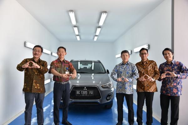 Manajemen Mitsubishi Motors bersama dealer di Palembang, Sumatera Selatan. (foto : MMKSI)