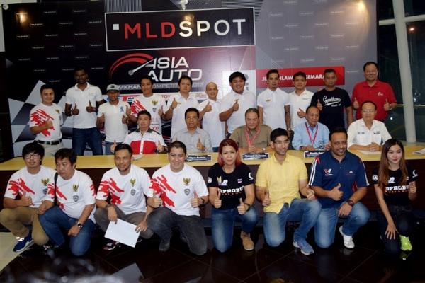Para peserta, panitia dan sponsor saat preskon Asia Auto Gymkhana Championship di Semarang. (foto : rinto)