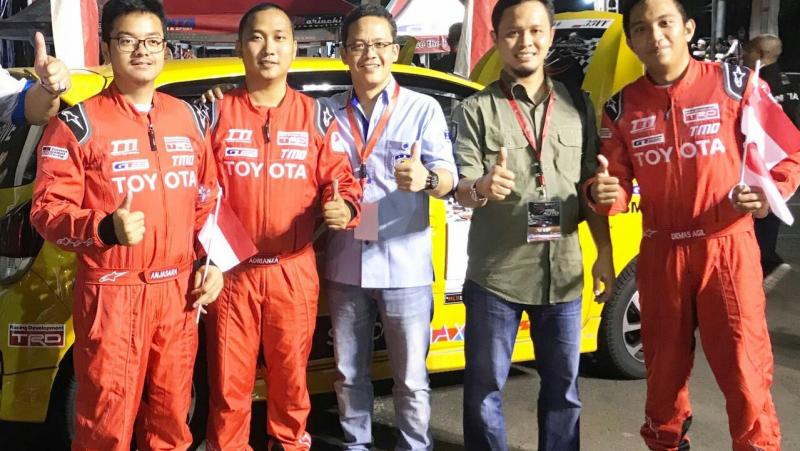 Hariono dan Agung Nugroho bersama pebalap Toyota Team Indonesia