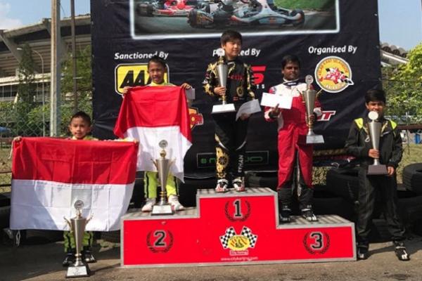 Aditya Wibowo dan Calvin Wibowo di atas podium kejuaraan gokart di Malaysia