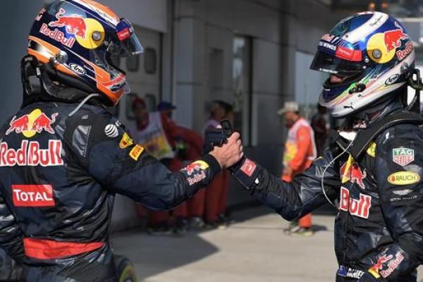 Max Verstappen minta maaf kepada rekan setimnya Daniel Ricciardo (ist)