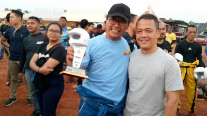 Hariono dan Tunggul Birawa dengan trofi perdana yang berhasil diraihnya. (foto : budi santen)