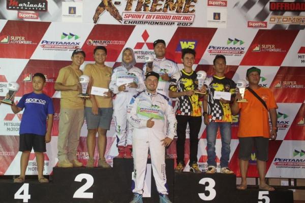 Rifat Sungkar seusai memberikan trofi kejuaraan kepada Buche dan Tania dari tim Pertamax Motorsport