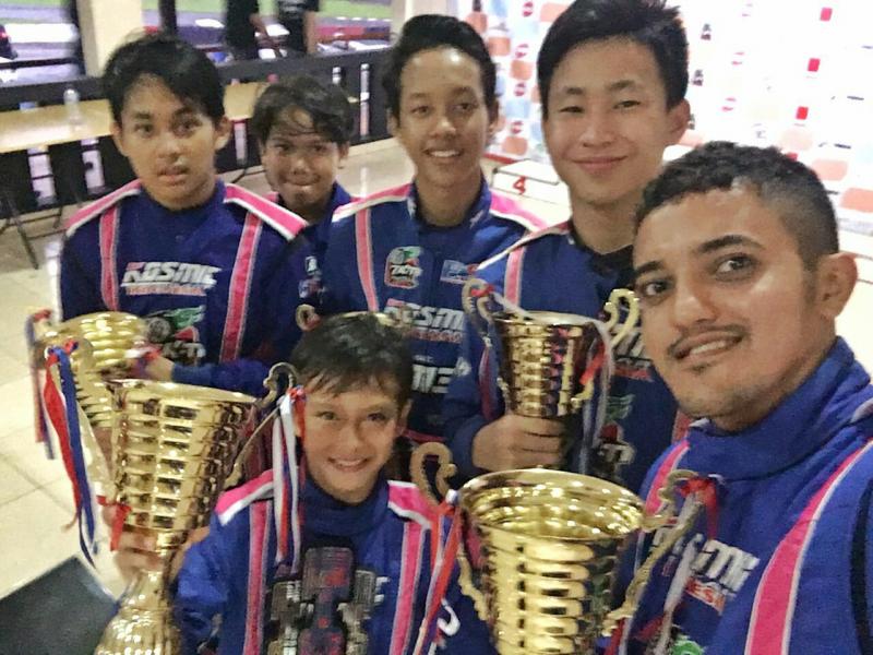 Para pegokart TKM Kosmic Indonesia dengan trofi kejuaraan yang baru diraihnya.