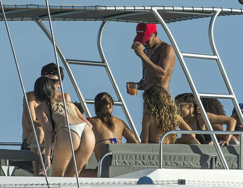 Lewis Hamilton sedang liburan di Barbados dengan pacarnya yang seorang model