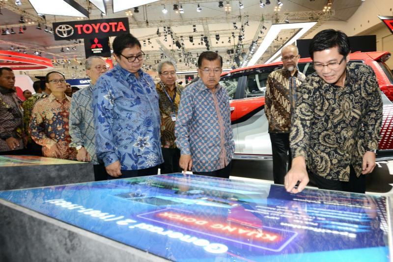 Wapres Jusuf Kalla saat mengunjungi booth Toyota
