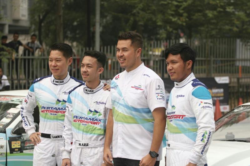 Rifat Sungkar bersama 3 drifter Pertamax Motorsport yaitu Rio SB, Lucky Reza dan Abdul Azis