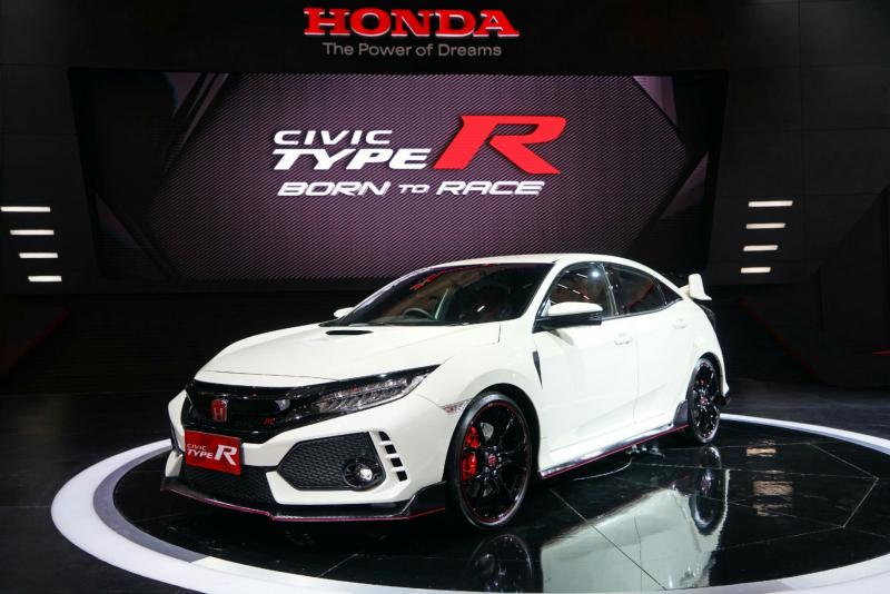 Honda Civic Type R diminati penggemarnya di Indonesia. (foto : budi santen)