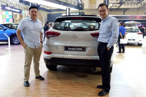 Mukiat Sutikno (Presdir Hyundai Mobil Indonesia) dan Hendrik Wiradjaja (Deputy Direktur Marketing), dengan Hyundai Tucson CRDI. (foto : budsan)