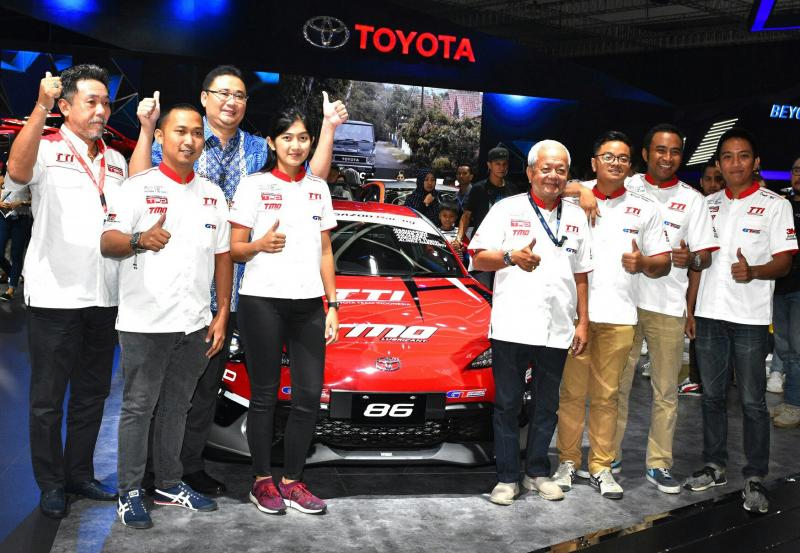 Fransiscus Soerjopranoto bersama para pebalap Toyota Team Indonesia