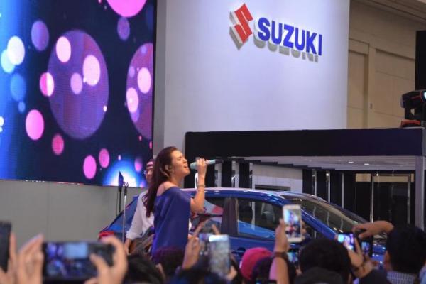Penampilan Raisa di GIIAS 2017 tepatnya di booth Suzuki