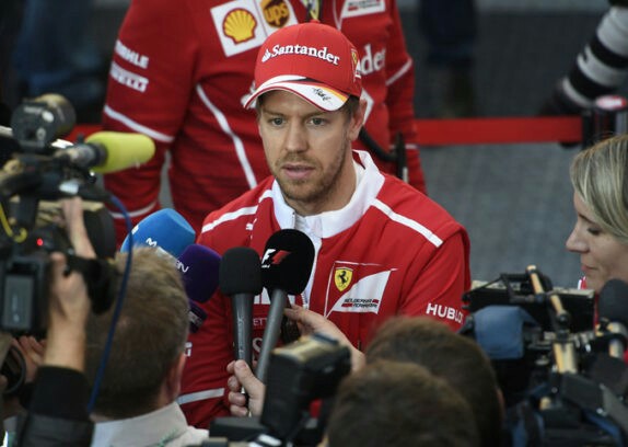 Sebastian Vettel pasang harga untuk mau bertahan di tim Ferrari
