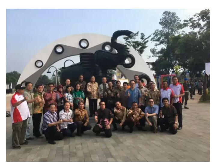 Buddy Tanasaleh bersama manajemen PT Gajah Tunggal Tbk berpose di taman Gajah Tunggal yang baru diresmikan di Kota Tangerang.