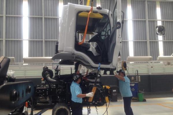 Proses perakitan truk Mercedes Benz Axor 2528C di pabrik Wanaherang, Bogor (foto: adri)