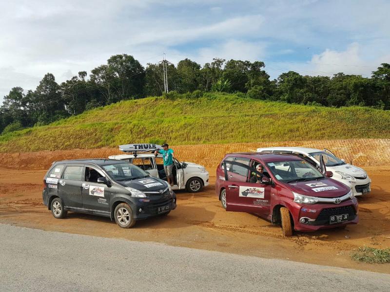 Komunitas Toyota Avanza Veloz yang tergabung dalam Veloz Community lakukan kegiatan lintas negara rayakan HUT Indonesia. (Foto : velozcommunity.com
