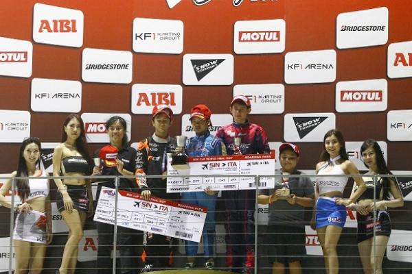 Rava Mahpud (tengah) diapit Alex Kattoulas dan Alexander Brown di podium F1 Singapura. (foto : TKM Racing)