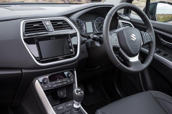 Interior Suzuki S-Cross sangat available untuk ditanamkan sistem audio car terbaik. (foto : Yacob) 