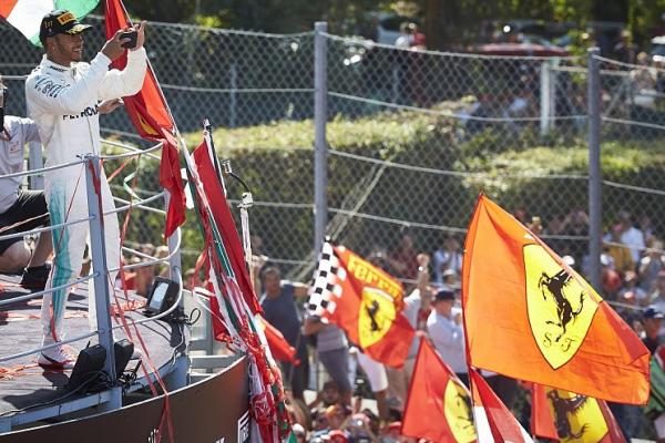Lewis Hamilton rayakan kemenangan di kandang Ferrari (Sirkuit Monza)