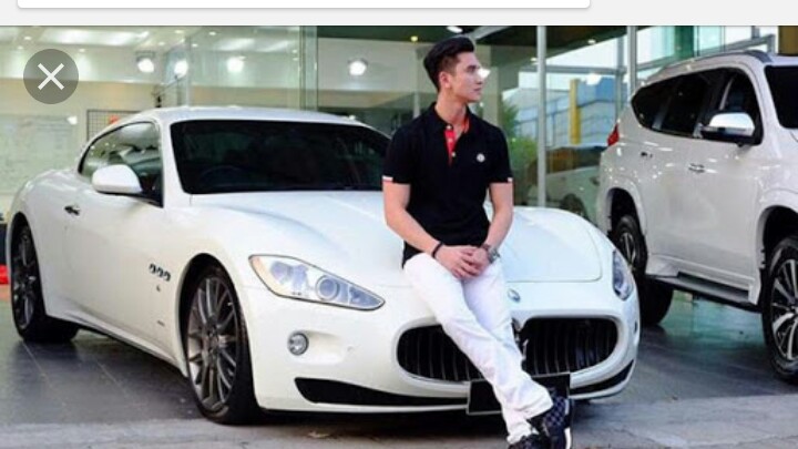 Verrel Bramasta dengan mobil Maserati impiannya.