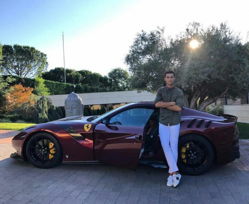 Mega bintang Real Madrid, Cristiano Ronaldo kembali menambah koleksi mobil mewahnya