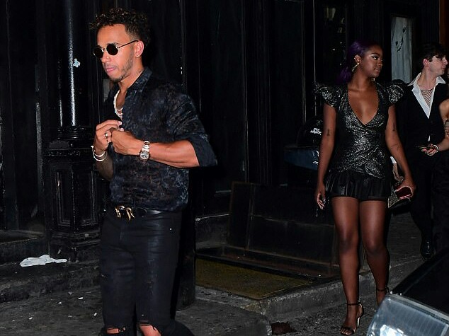 Lewis Hamilton saat pesta dengan pacarnya di sebuah klub di New York
