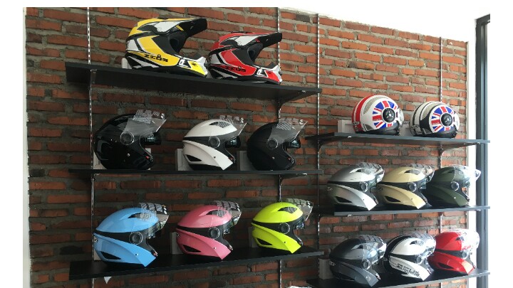 Berbagai tipe dan model helm tersedia di sini