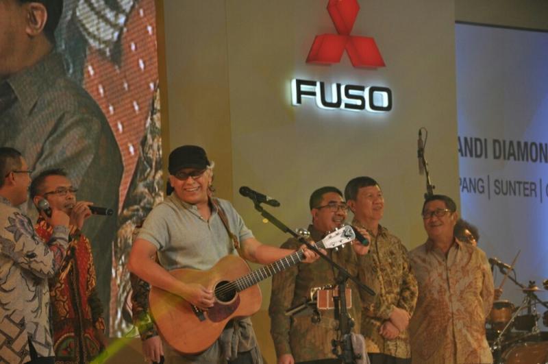 Iwan Fals sebagai brand ambassador Fuso bersama para petinggi Mitsubishi