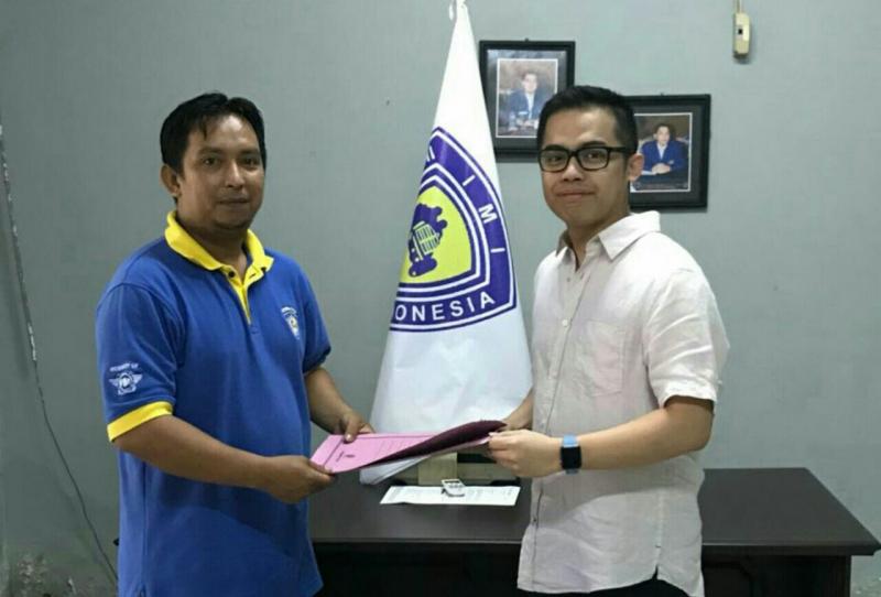 Billy W Sapta serahkan formulir bakal calon ketum IMI Kalteng kepada Axcel Narang