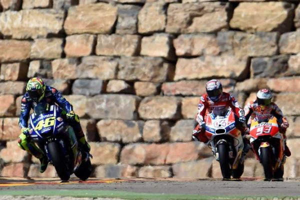 Meski menahan sakit, Rossi sempat memimpin baris depan MotoGP Aragon (ist)