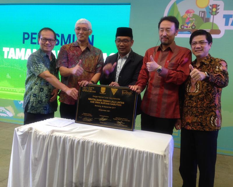 Ridwan Kamil bersama Yoshihiro Nakata dan jajaran manajemen TAM resmikan Taman Lalu Linttas Bandung