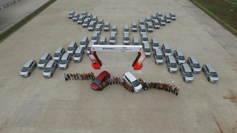 Mitsubishi Xpander membentuk formasi huruf X saat Xpander Rollout Ceremony di pabrik Cikarang. (Foto : budsan)