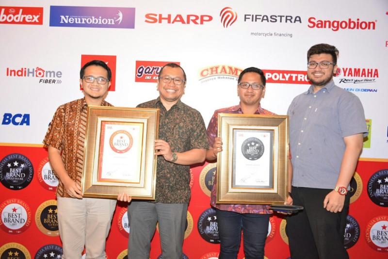 Tim PR Toyota Astra Motor di bawah komandan Rouli Sijabat saat menerima penghargaan. (Foto : TAM)