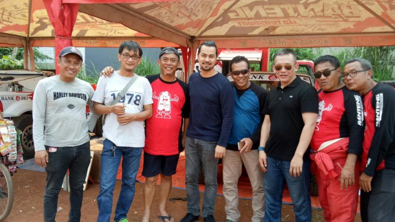 Prasetyo Edi Marsudi (3 dari kiri) bersama rekan-rekan tim Banteng Motorsport (Foto : budsan)