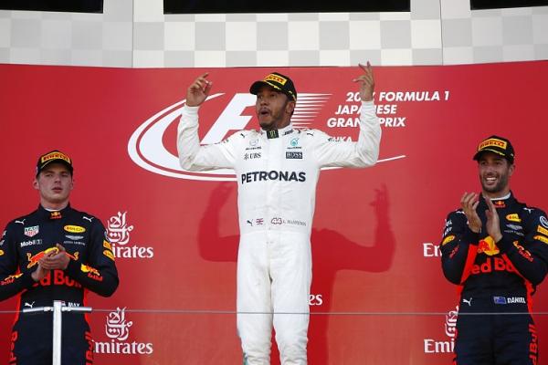 Selebrasi Hamilton di podium Suzuka (ist)